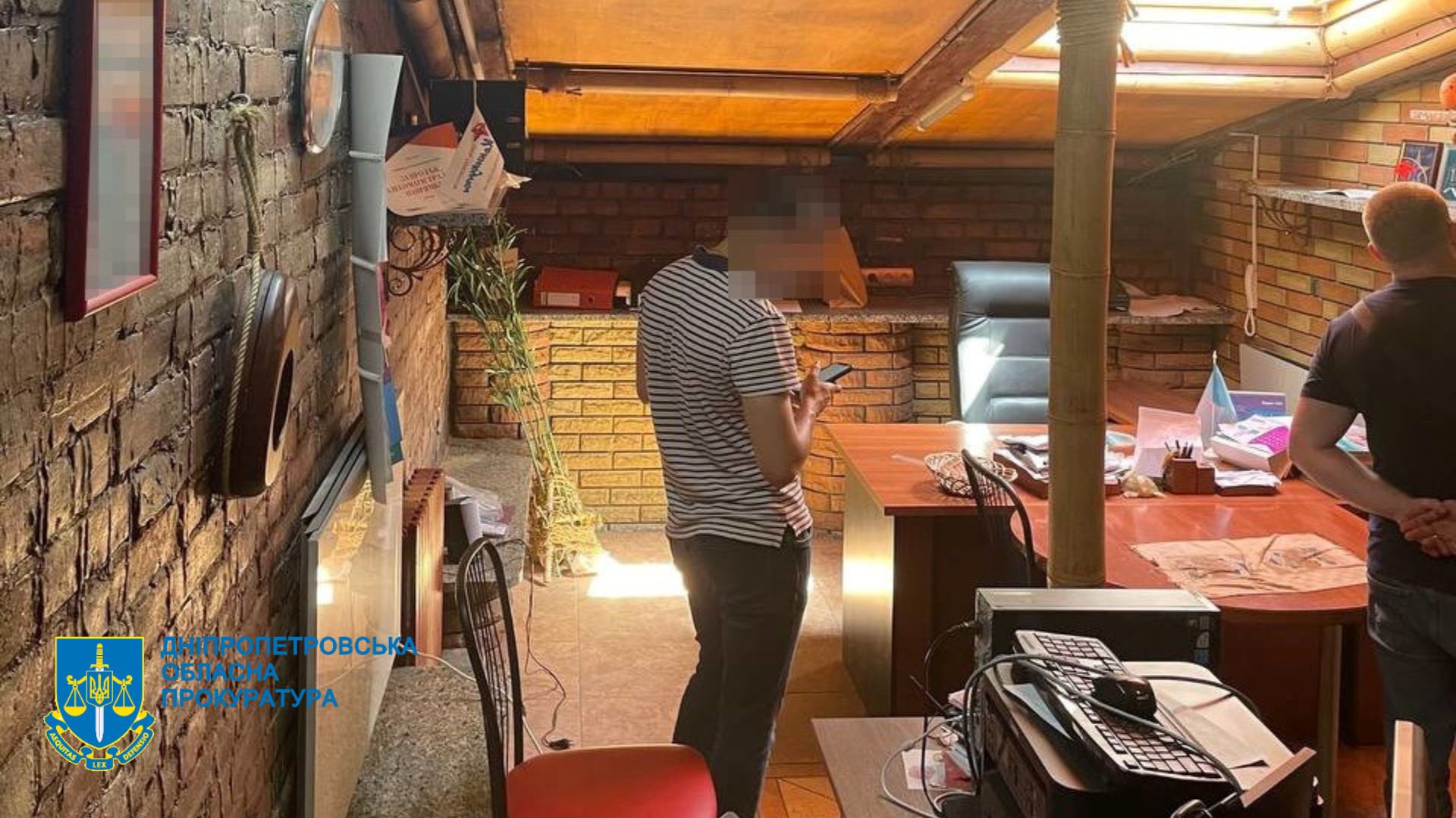 У Дніпрі власник пунктів обміну валют і його спільники привласнили 800 тисяч доларів -